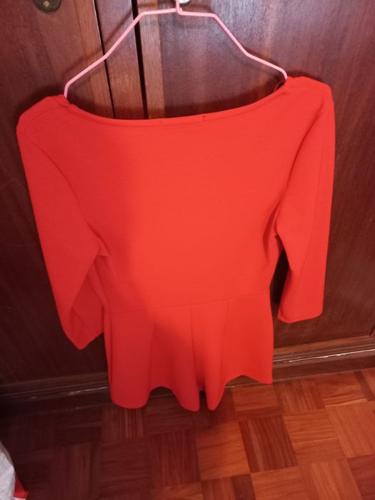 Macacão vermelho tamanho M