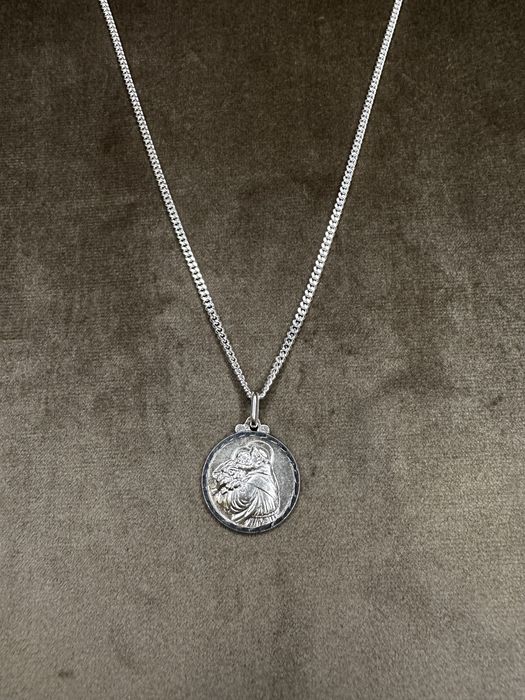 Fio com medalha empesta do Santo António