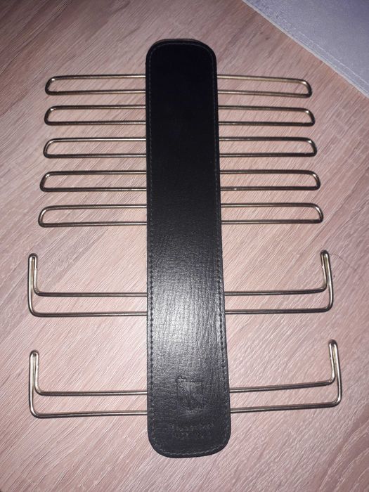 Wieszak na krawaty, drewno, skóra naturalna.