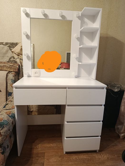 Стол туалетный, макияжный, с подсветкой и розетка новый!!!
