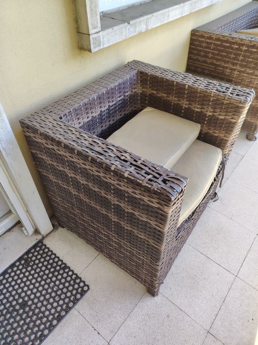 Caldeirões e sofá de exterior