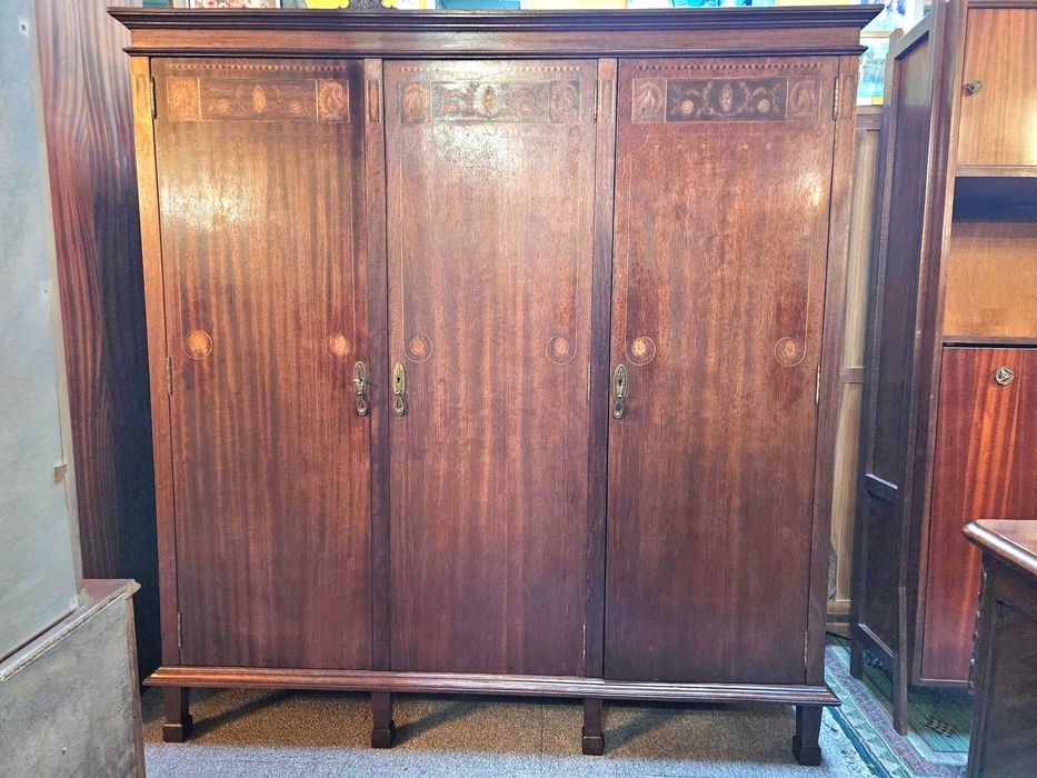 Excelente roupeiro de três portas - Muito bom estado geral