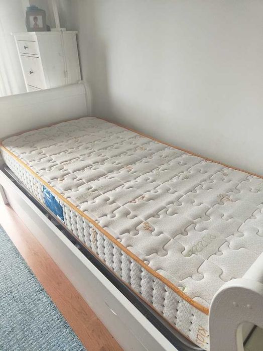 Cama solteiro, madeira, c/gavetão, forma de barco. Colchão incluído.