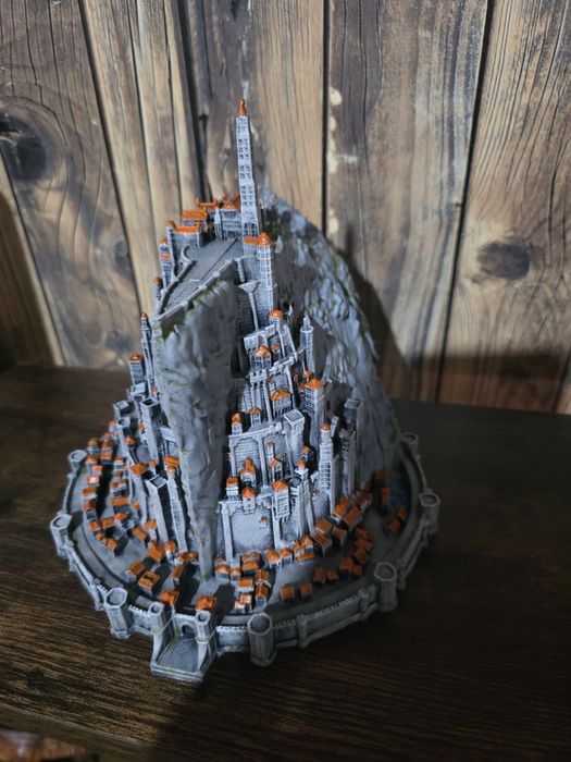 Maquete Minas Tirith (Senhor dos Anéis) – Impressão 3D Pintada à Mão