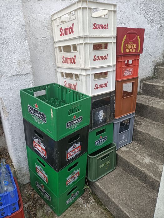 Diversas Grades de Bebidas em Bom Estado