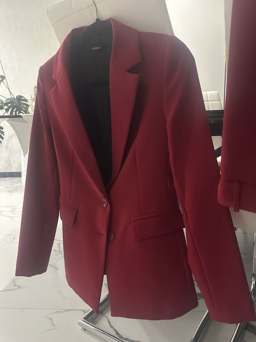 Шикарный  костюм для девушки . Придаст уверенность и настроения.