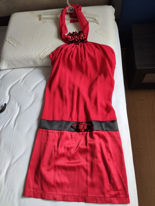 Sukienka wiązana na szyi elegancka. Imprezowa