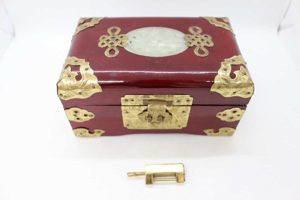 Caixa Chinesa Guarda Joias com Embutidos em Jade e Latão