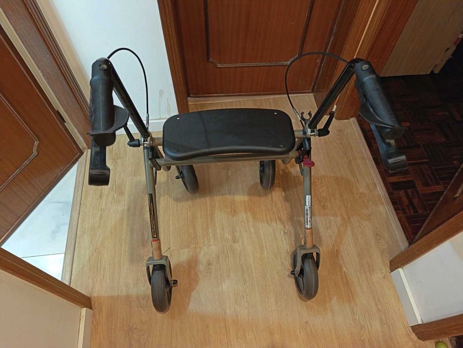 Andarilho com rodas e assento