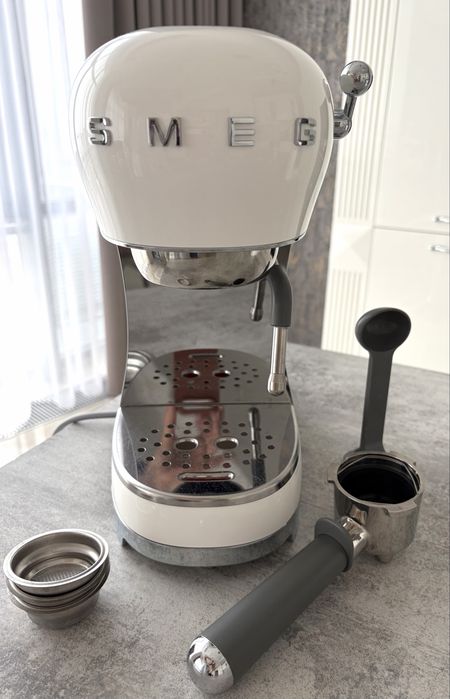 Кавомашина Smeg у білому кольорі