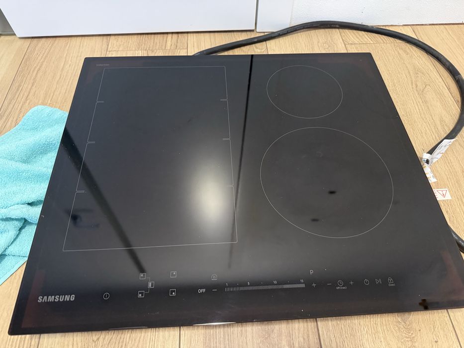 Samsung NZ64K7757BK  płyta indukcyjna uszkodzona