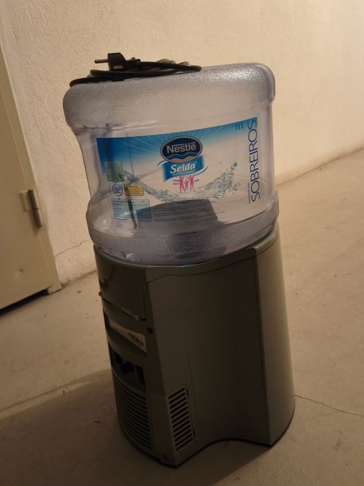 Este aparelho é um dispensador de água de bancada