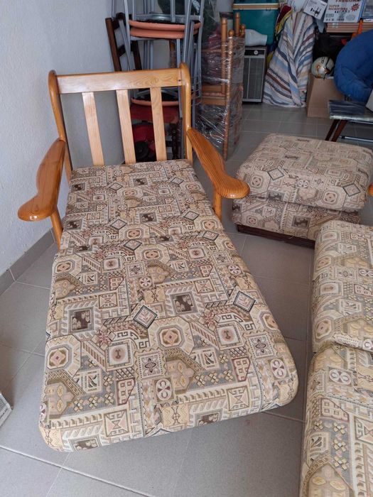 Conjunto de sofás estilo praia, estrutura em madeira com almofadas