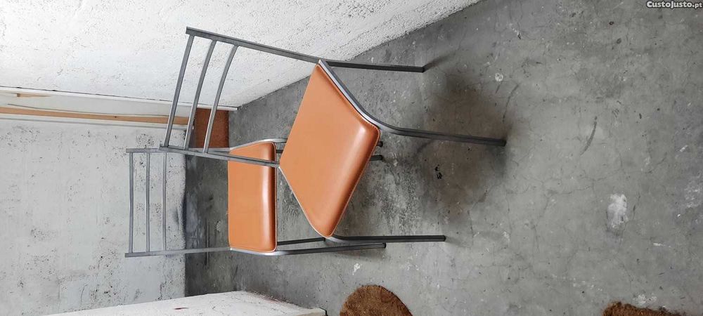 Mesa de cozinha com cadeiras