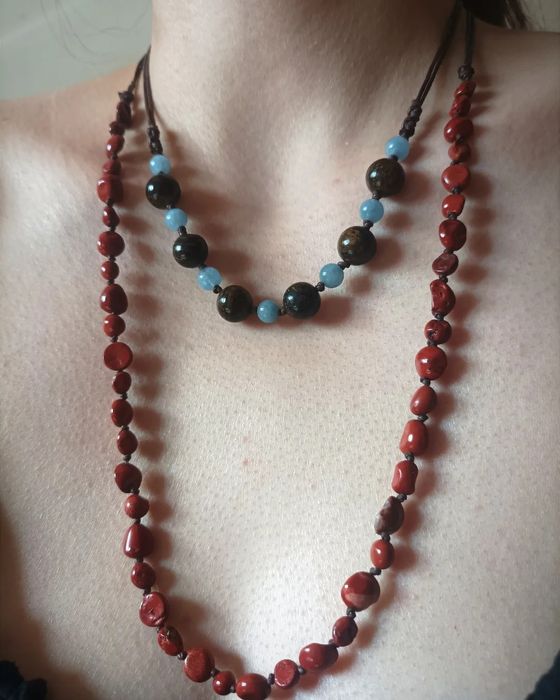 Korale z akwamarynu i bronzytu