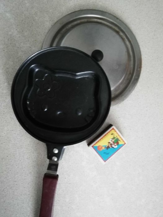 Большие миски, сковорода.