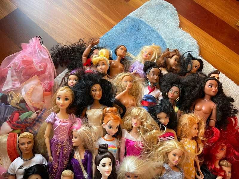 Lote de Barbies, Kens e outras bonecas