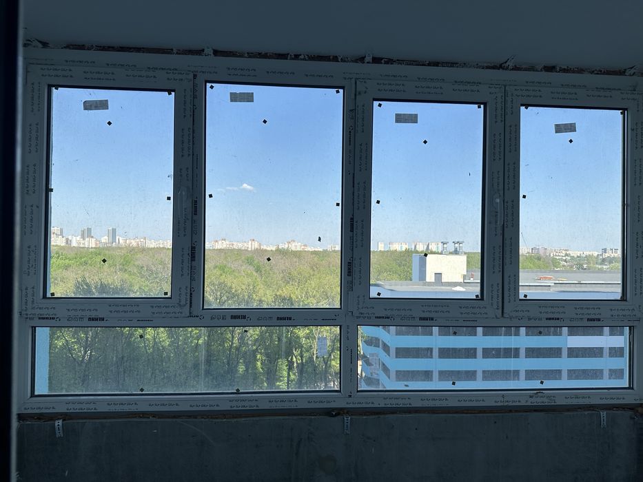 Металопластикове вікно на балкон/лоджію REHAU
