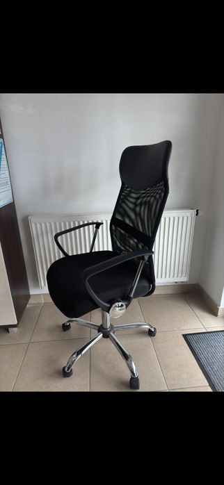 Ergonomiczne krzeslo biurowe wygodne Jysk regulowana wysokosc wyprofilowane siedzisko obrotowe