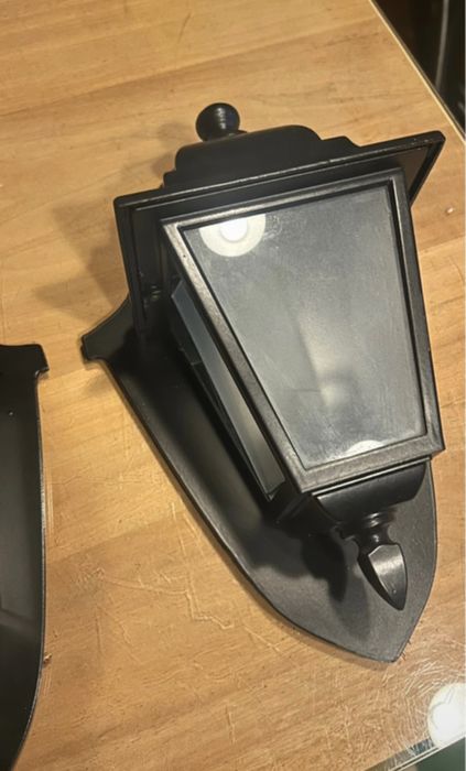 Candeeiros de parede interior ou exterior.