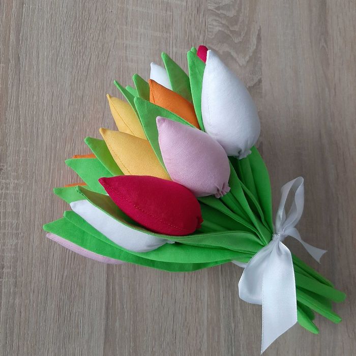 Dzień Matki tulipany bilecik 13 kolorów folia, bilecik wstążeczka