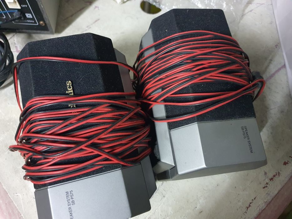 Diversos conjuntos de colunas e Subwoofers