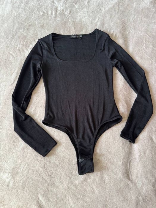 Боди PLT prettylittlething черный лонгслив кофта с декольте