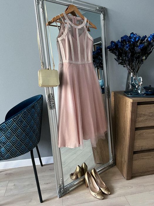 Пудрова сукня з туфлями і сумочкою