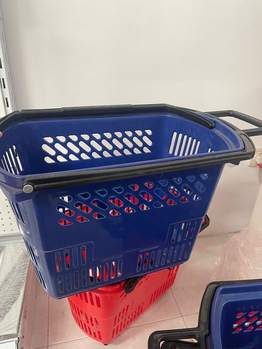 Cestos  de plástico com rodas