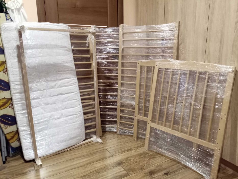 Дитяче ліжечко з маятником