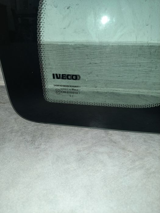 Скло дверей форточка Івеко