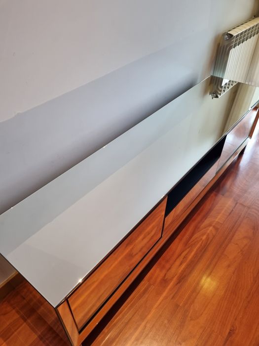 Rack para TV de Madeira com Acabamento Espelhado - Moderno