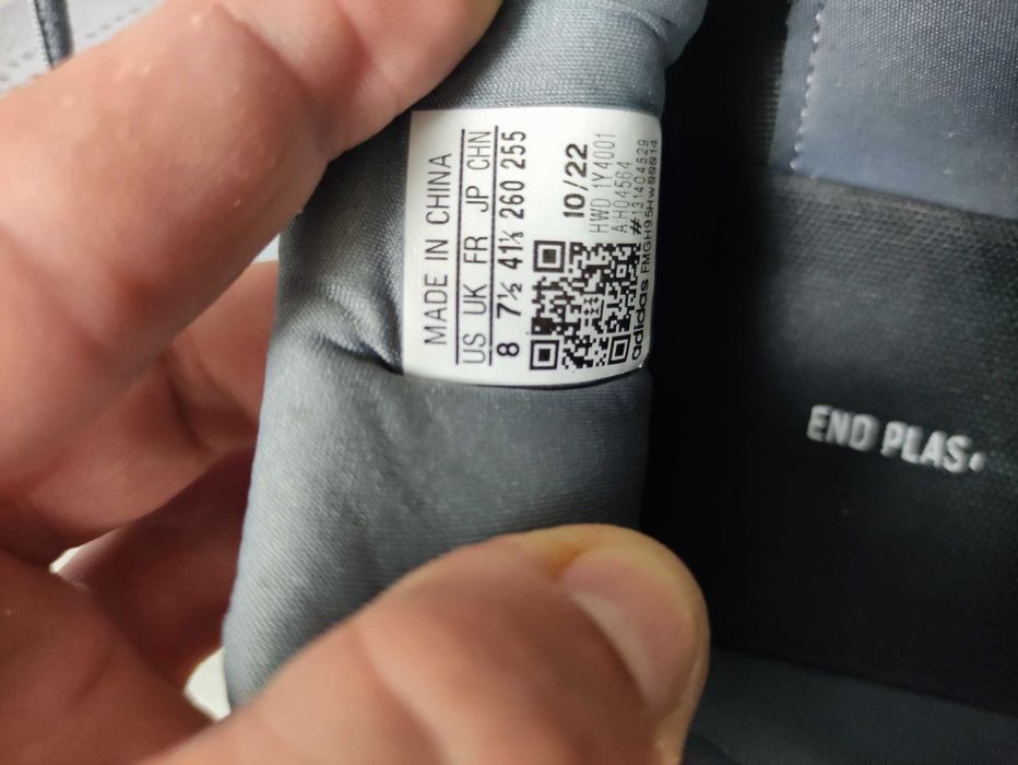 Кросівки Adidas.