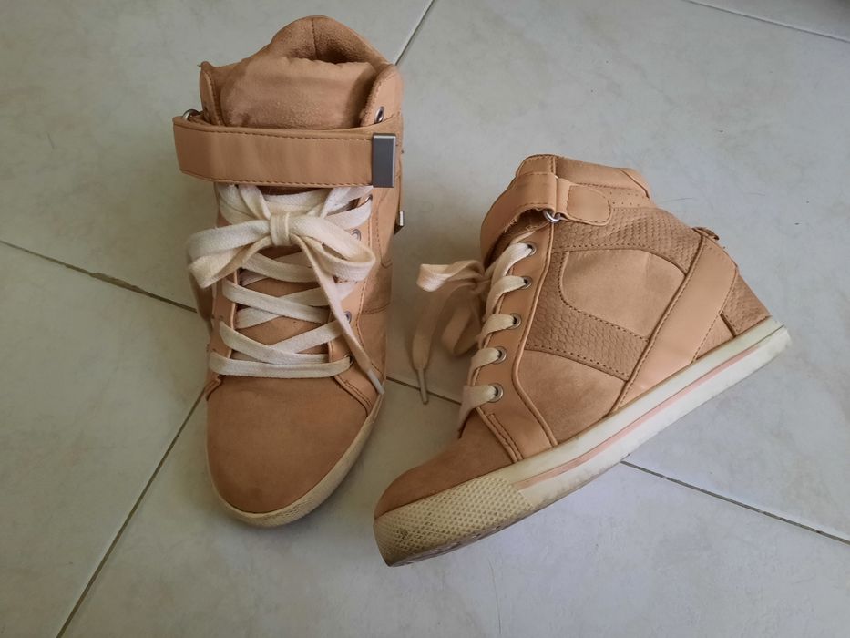 Ténis bege...de cunha ...