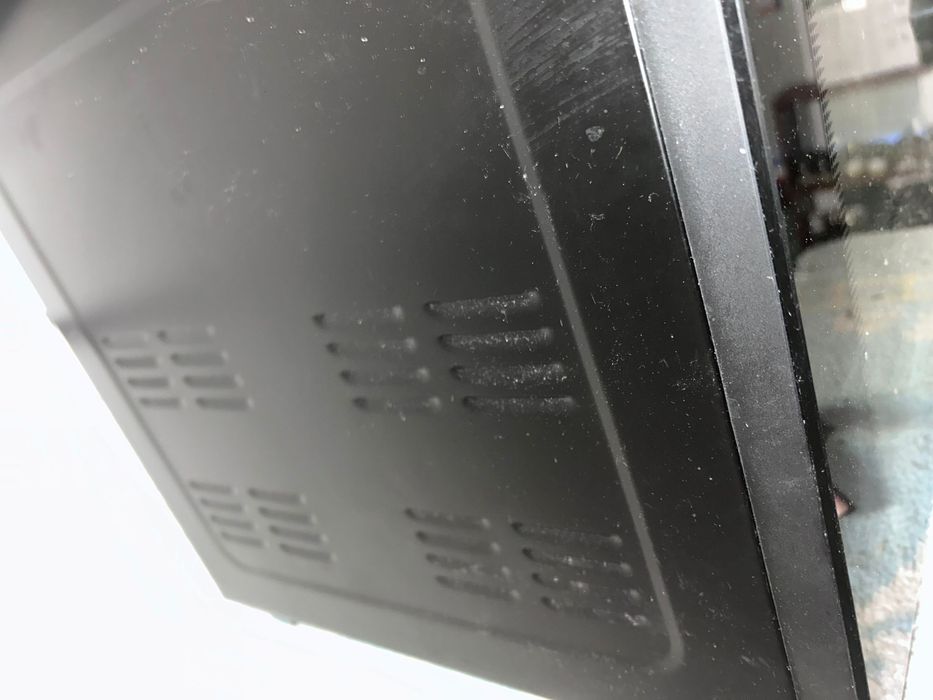 Forno  elétrico, com marcas de uso mais pegando perfeitamente