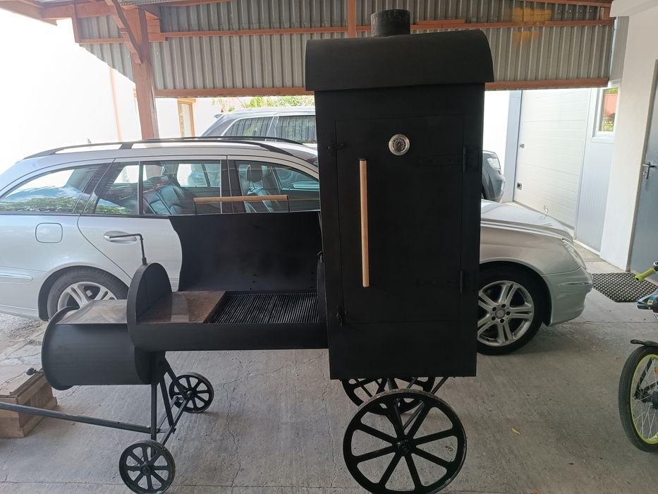 Grill z wedzarnią