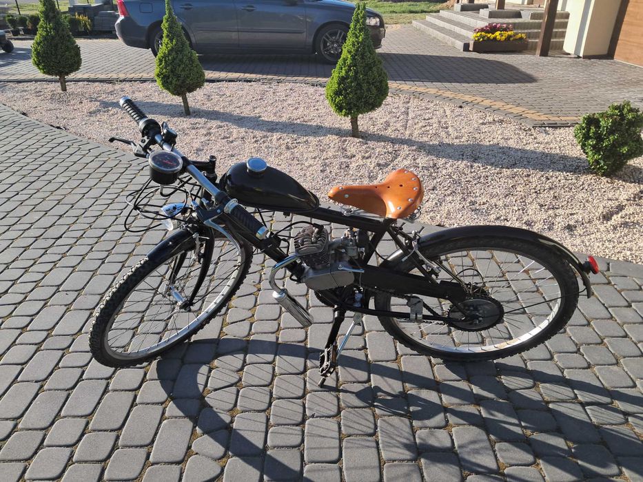 Rower z silnikiem spalinowym.