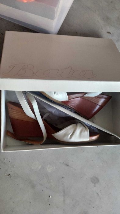 Sandálias 100% Pele - marca BATA - conforto branco 39