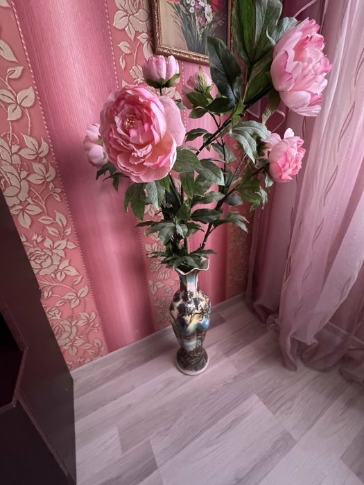 Искуственные цветы пионы и напольна вазая
