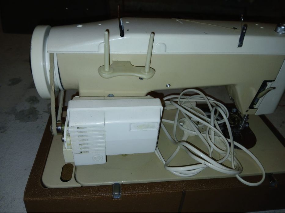 Maszyna do szycia z walizką