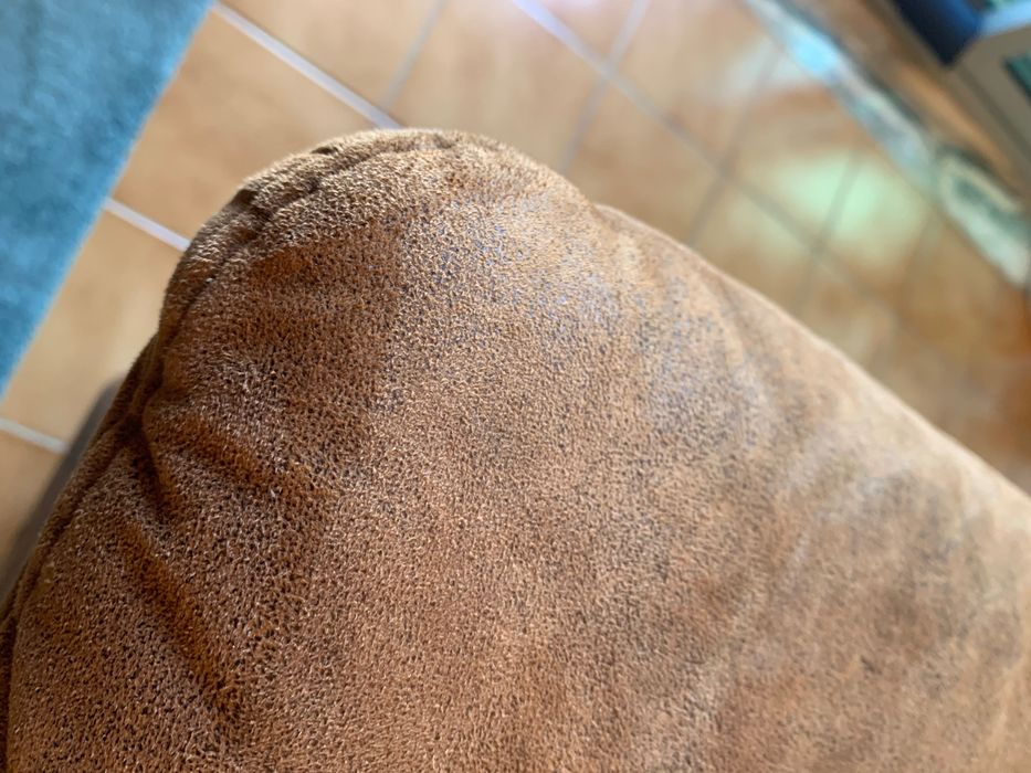 Sofa em tecido castanho