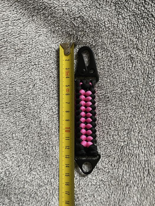 Brelok do kluczy z paracordu z metalowym karabińczykiem