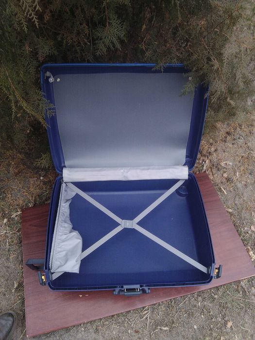 Чемодан на колесах с ручкой