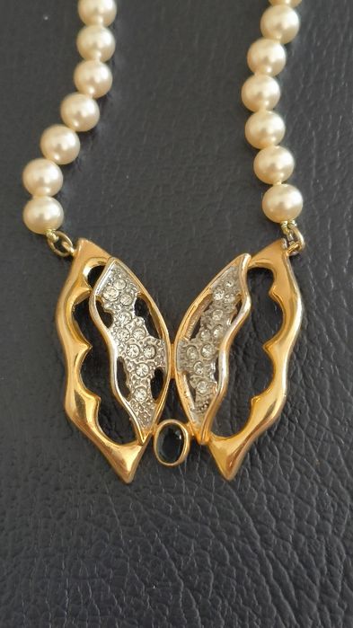 Colar pérolas com borboleta em prata
