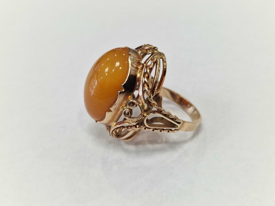 Złoty pierścionek damski/ 585/ 10.78 gram/ R15/ Polska 63-86/ Bursztyn