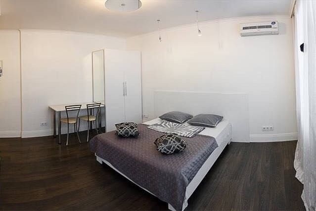 Військовий госпіталь. Подобова оренда світлої студіо. метро Печерська