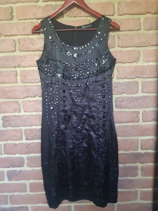 Czarna sukienka z cekinami