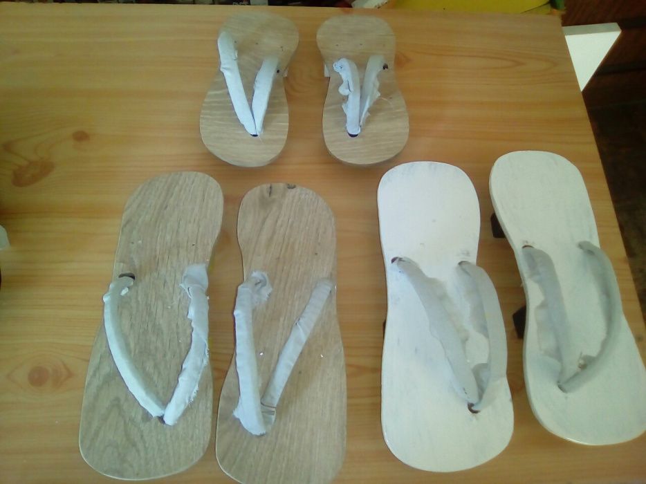 Tamancos japoneses de madeira