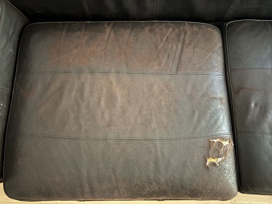 Sofá IKEA em pele castanha – 3 lugares