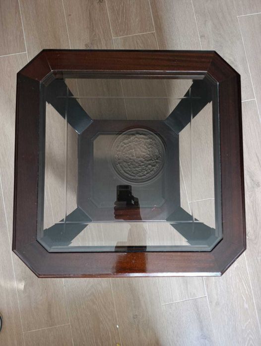 Mesa de centro c/ tampo em vidro (madeira maciça)